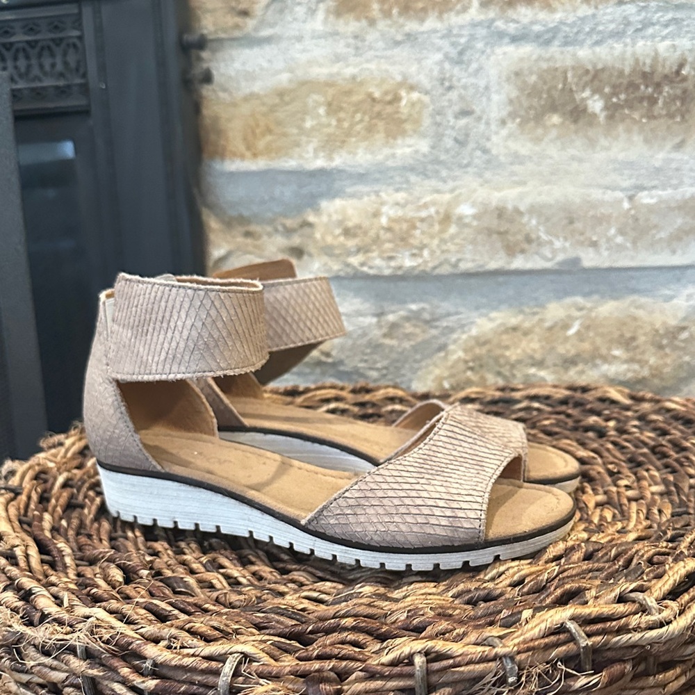 Gabor Textured Tan Penny wedge Sandals size 5